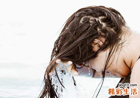 梦见自己洗头是什么意思，做梦梦到用水冲洗头发