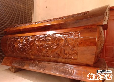 梦到红色的棺材好吗，已婚女人梦见大红棺材