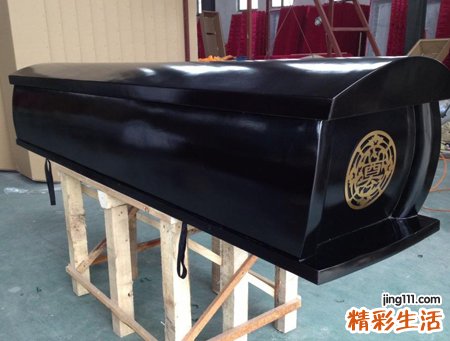 梦见黑色棺材好吗，做梦梦到黑色棺材里有死人