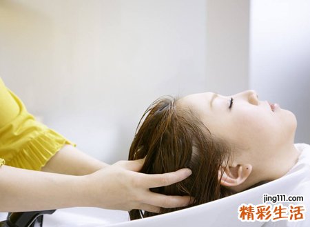 梦见给别人洗头好不好，女人梦见给别人洗头发