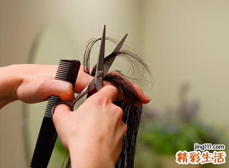 梦见给别人剪头发好不好，做梦梦到自己在帮别人理发