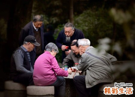 梦见打牌是什么预兆，做梦梦到和熟人一块打牌