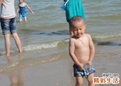 梦见小男孩撒尿好不好，女梦见抱着小男孩撒尿