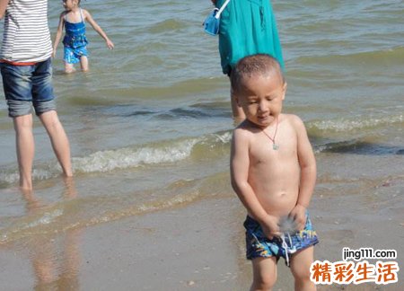 梦见小男孩撒尿好不好，女梦见抱着小男孩撒尿