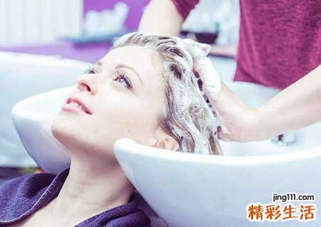 梦见别人洗头有什么预兆，做梦梦到看见别人在洗头