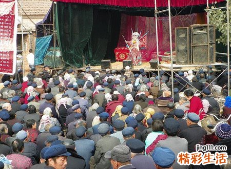 梦见看戏好吗，做梦梦到自己和好多人看戏