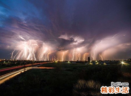 梦见被雷劈有什么预兆，做梦梦到被雷劈但是都躲开