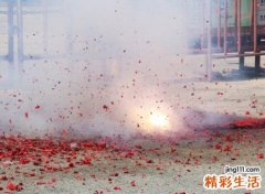 梦见放鞭炮是什么征兆，做梦梦到别人在我面前放鞭炮