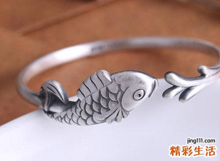 不适合戴银手镯的属相