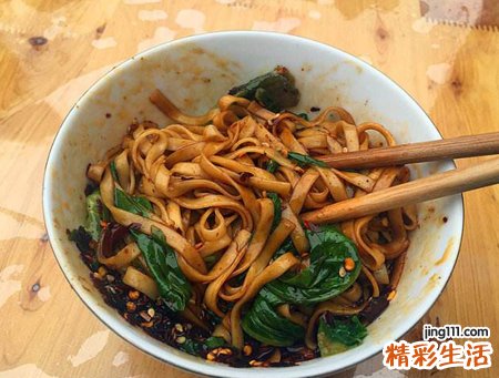 梦见吃面条好吗，做梦梦到和别人一起吃面条