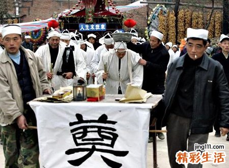 梦见参加葬礼，梦到下葬是什么意思