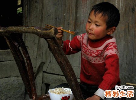 梦见抱小男孩是什么意思，女人梦见自己抱着男婴