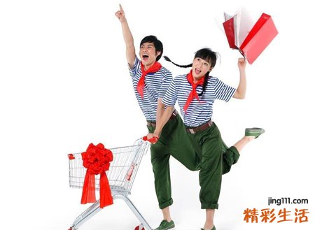 梦见自己买衣服好不好，女人梦见给自己买衣服