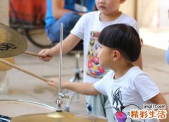 梦见抱着小男孩有什么预兆，已婚女人梦见抱个男孩