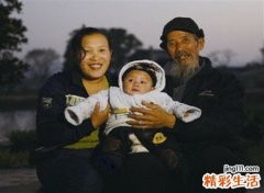 梦见抱着小男孩好不好，女人梦到抱着个小男孩