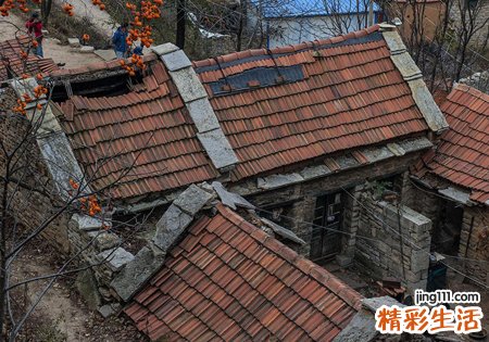 梦见房顶漏水有什么预兆，女人梦见自家房顶漏水