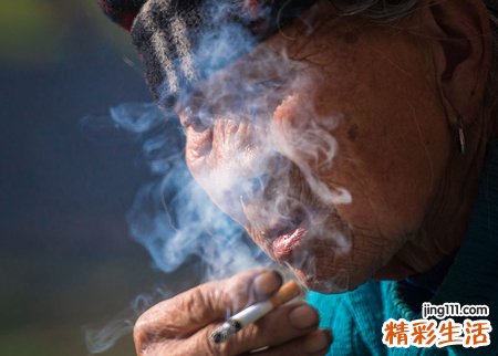 梦见自己抽烟是什么意思，女人梦见自己抽烟