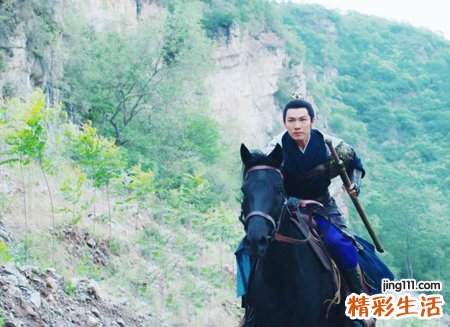 梦见被一群人追杀预示什么，做梦梦到被一群人追着砍我
