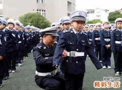 梦见被警察抓预示什么，女人梦到自己被警察抓