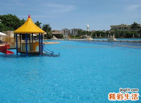 梦见在游泳池游泳预示什么，梦到自己在游泳池游泳