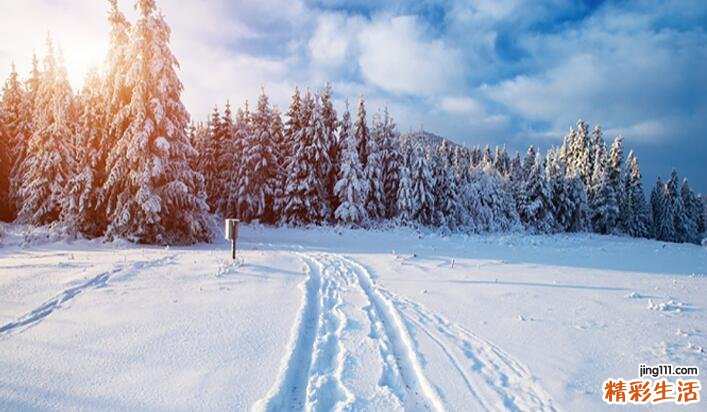 女人梦见厚厚的白雪用手机拍照是什么意思？