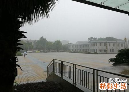 梦见下雨涨水有什么预兆，女人梦见下雨涨水