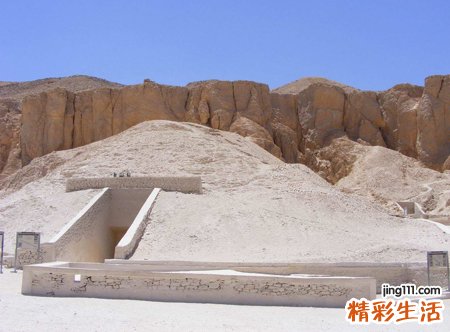 梦见好多坟墓有什么预兆，女人梦见坟一个挨一个