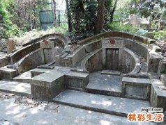 梦见坟墓有什么寓意，女人梦到从坟墓边走过