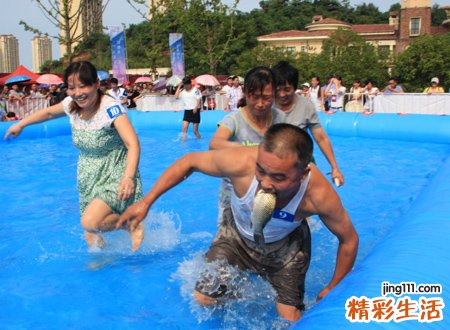 梦见在河里抓鱼有什么预兆，女人梦见在水里抓到活鱼