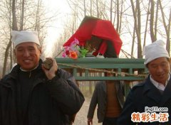 梦见有人抬棺材好不好，做梦梦到很多人抬着棺材走