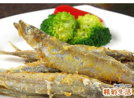 梦见抓到鱼有什么预兆，做梦梦到自己用手抓到鱼
