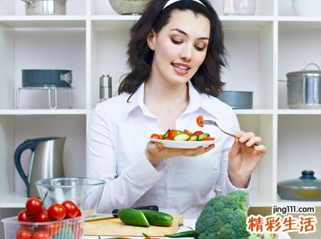 梦见吃饭是什么意思，做梦梦到很多人在一起吃饭