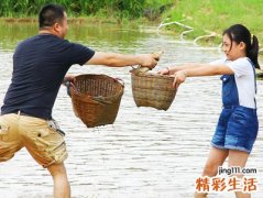 梦见抓鱼是什么意思，女人梦到自己在抓鱼