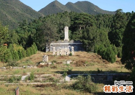 梦见坟墓是什么意思，女人梦见土坟好吗