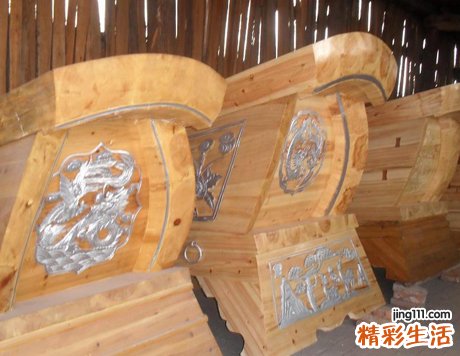 梦见躺在棺材里好不好，做梦梦到自己活着躺在棺材里