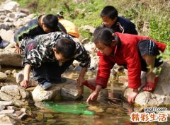 梦见别人抓鱼好不好，女人梦见看见别人抓鱼