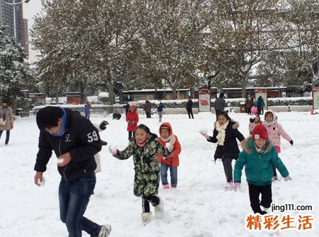 梦见打雪仗有什么预兆，女人梦见打雪仗很开心
