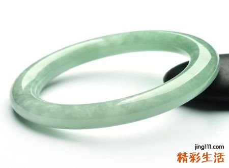梦见玉镯子碎了是什么意思，做梦梦到玉镯断了几节