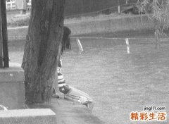 梦见被大雨淋好吗，女人梦见自己在大雨中跑
