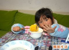 梦见吃玉米好不好，梦到有人喂鳄鱼吃玉米