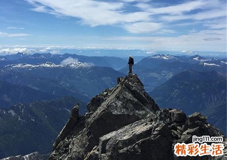 梦见站在高处是什么意思，梦到自己站得特别高