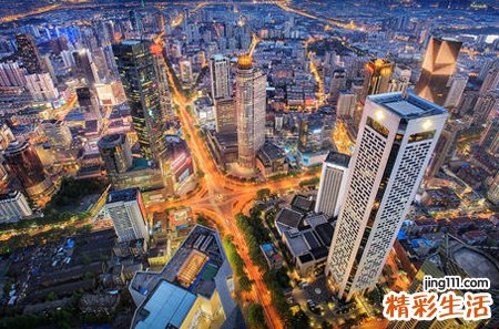 梦见站在高处预示什么，做梦梦到被困在高处不敢动
