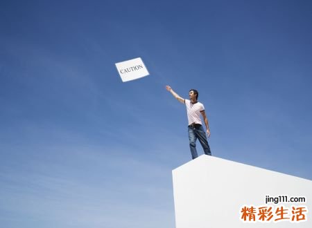 梦见站在高处好不好，做梦梦到熟悉的人站在高处