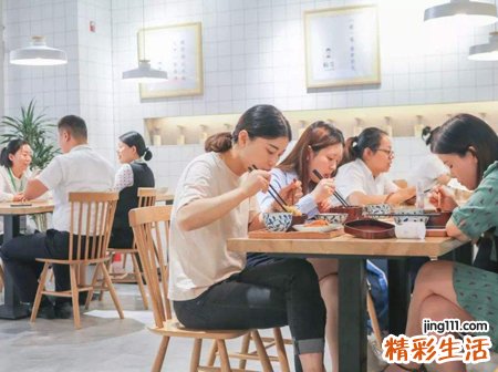 梦见请人吃饭是什么意思，梦到我请别人吃饭
