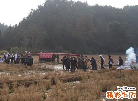 梦见抬棺材好不好，做梦梦到一群人抬棺材出殡