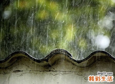 梦见下雨天有什么寓意，女人梦见下雨是好是坏