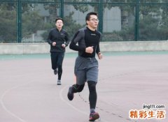 梦见追别人是什么意思，梦到追别人始终追不上