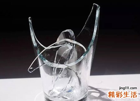 梦见玻璃杯碎了好吗，女人梦到玻璃杯子碎了