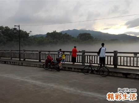 梦见掉进水里预示什么，梦到掉水里又爬上来了