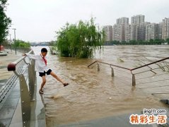 梦见自己掉进水里好不好，做梦梦到自己掉水里吓醒了